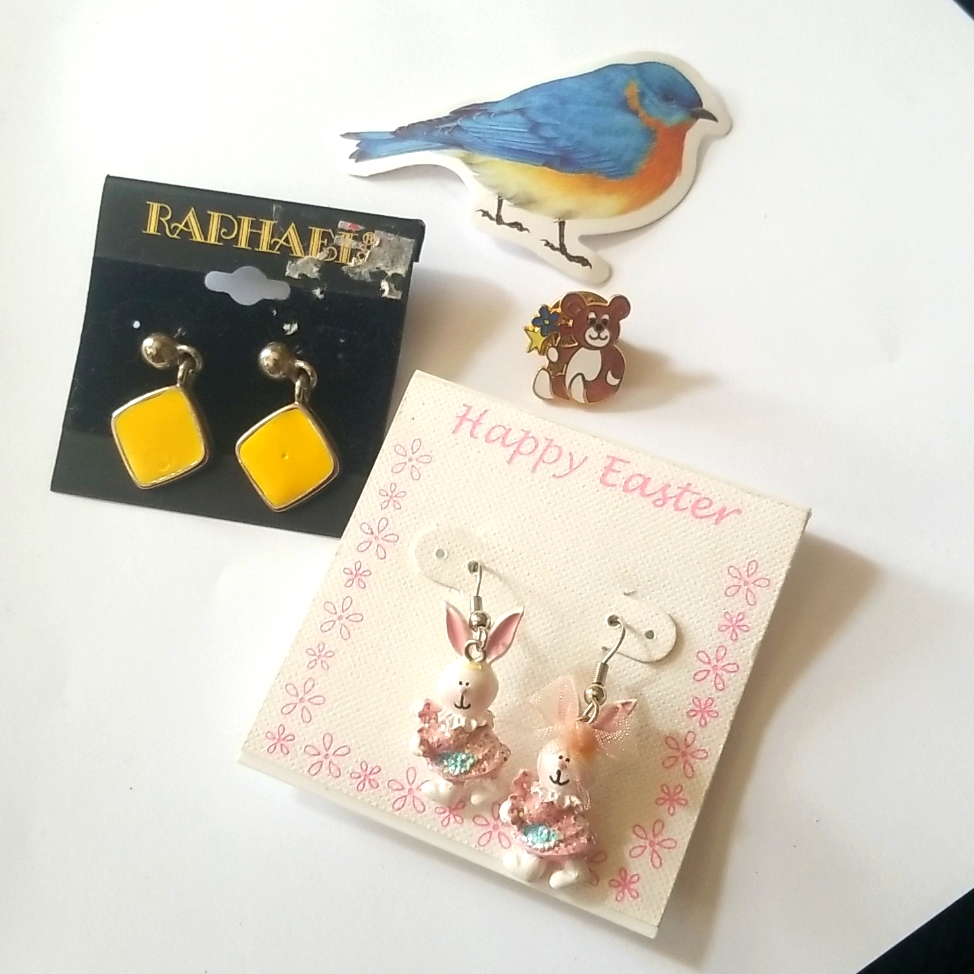 Easter Bunny Earrings Yellow Enamel Earrings Teddy Bear Vintage 18$